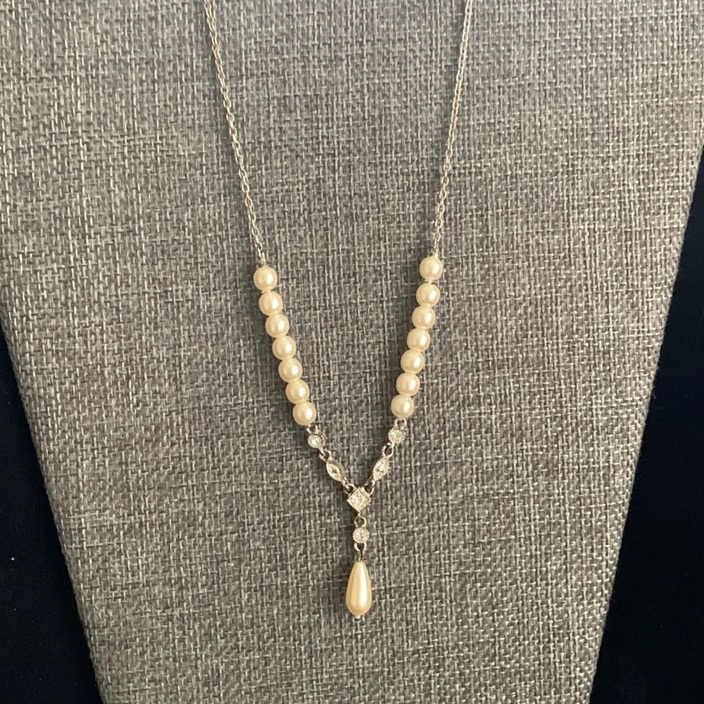 Two faux pearl necklaces - 1 vint goldtone‎ floral 13” & 1 silvertone modern 18” - Picture 2 of 8
